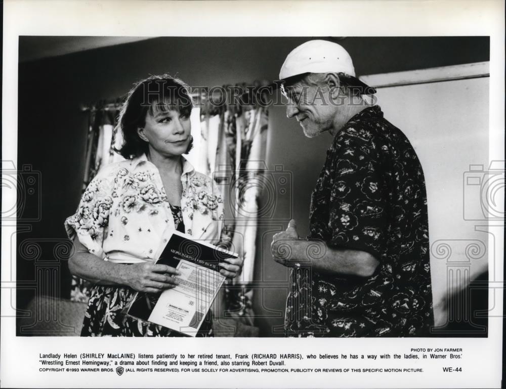 1993 Press Photo Shirley MacLaine Richard Harris in Wrestling Earnest Hemmingway - Historic Images