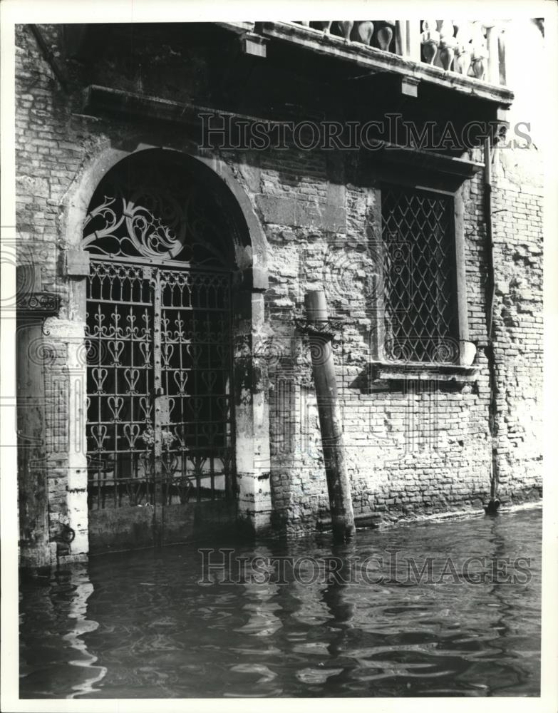 Press Photo Some buildings sunk below their original foundations in Venice - Historic Images