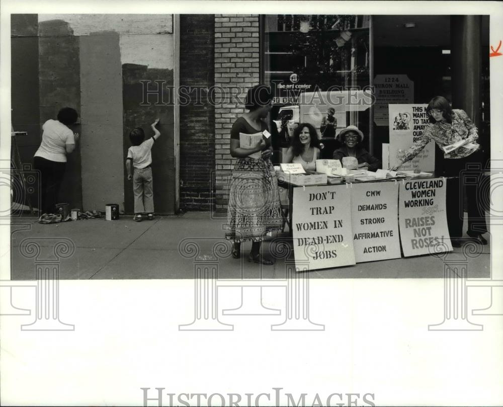 1981 Press Photo Cleveland Women Woking on Harold Road to start Summer Campaign - Historic Images