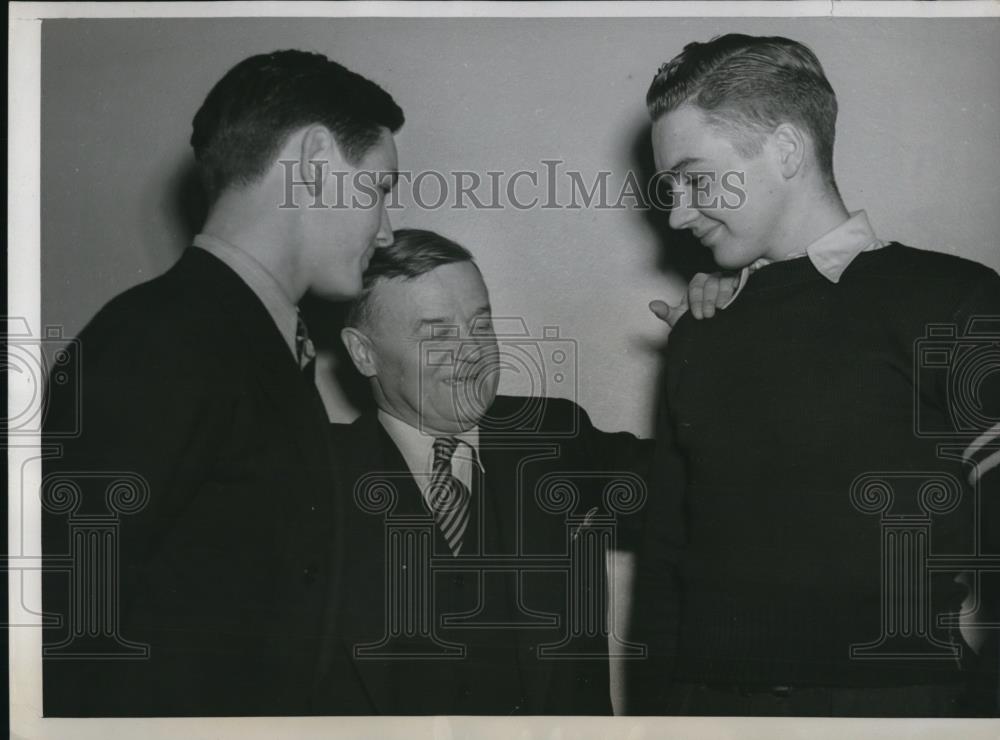 1938 Press Photo of Coach Robert C. Zuppke, John Barret and Fenn Carolan. - Historic Images