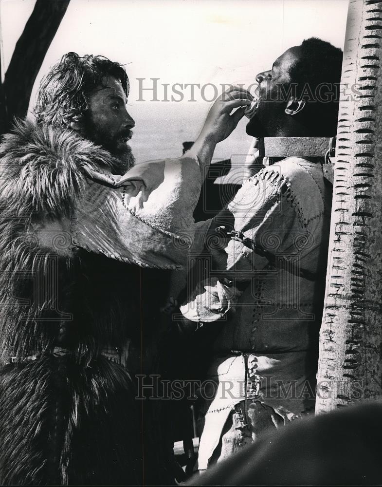 1975 Press Photo Peter O'Toole & Richard Roundtree in Man Friday - Historic Images