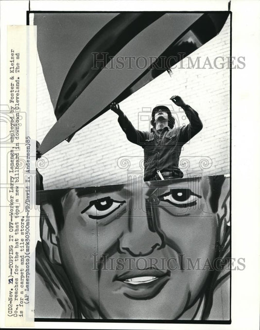 1985 Press Photo Larry Lanenga employed by Foster & Keliser Co.works on Billboad - Historic Images