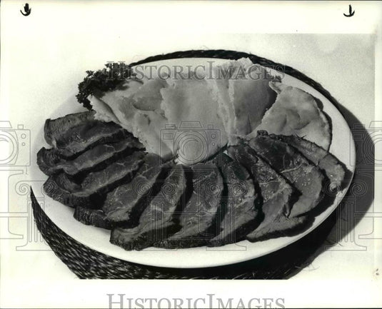 1985 Press Photo The marinated beef with pita bread - Historic Images