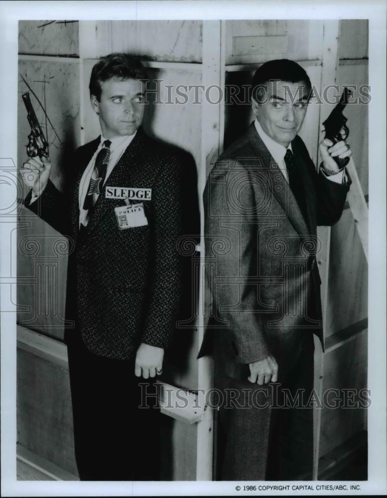 1986 Press Photo David Rasche &amp; Peter Marshall in Sledge Hammer! - Historic Images