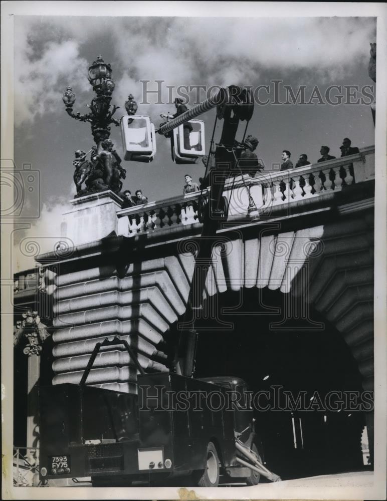 1957 Press Photo Engineer Roger Larson, aboard the U.S. made elevator crane - Historic Images