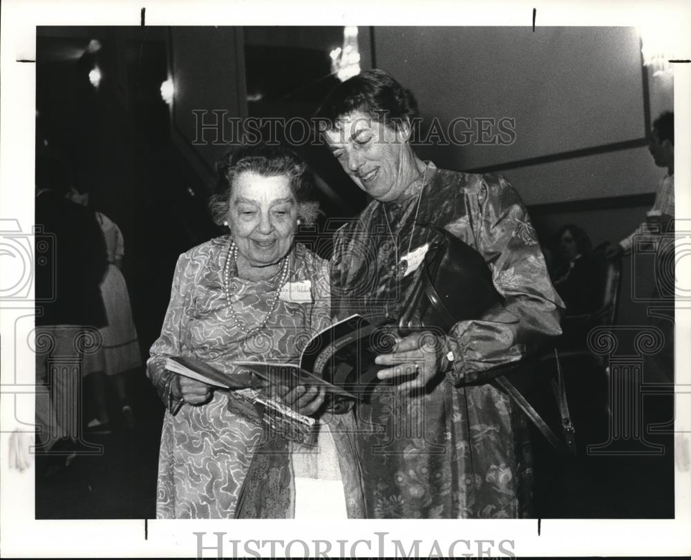 1984 Press Photo Isabel Wilder and Janet Wilder - Historic Images