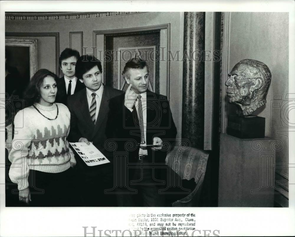 1989 Press Photo A group of Russian music students visit the Severance Hall - Historic Images