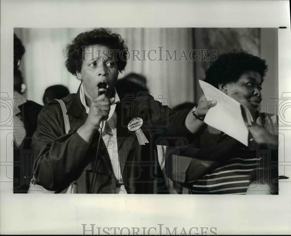 1983 Press Photo School Board Meet in front of mad parents - Historic Images