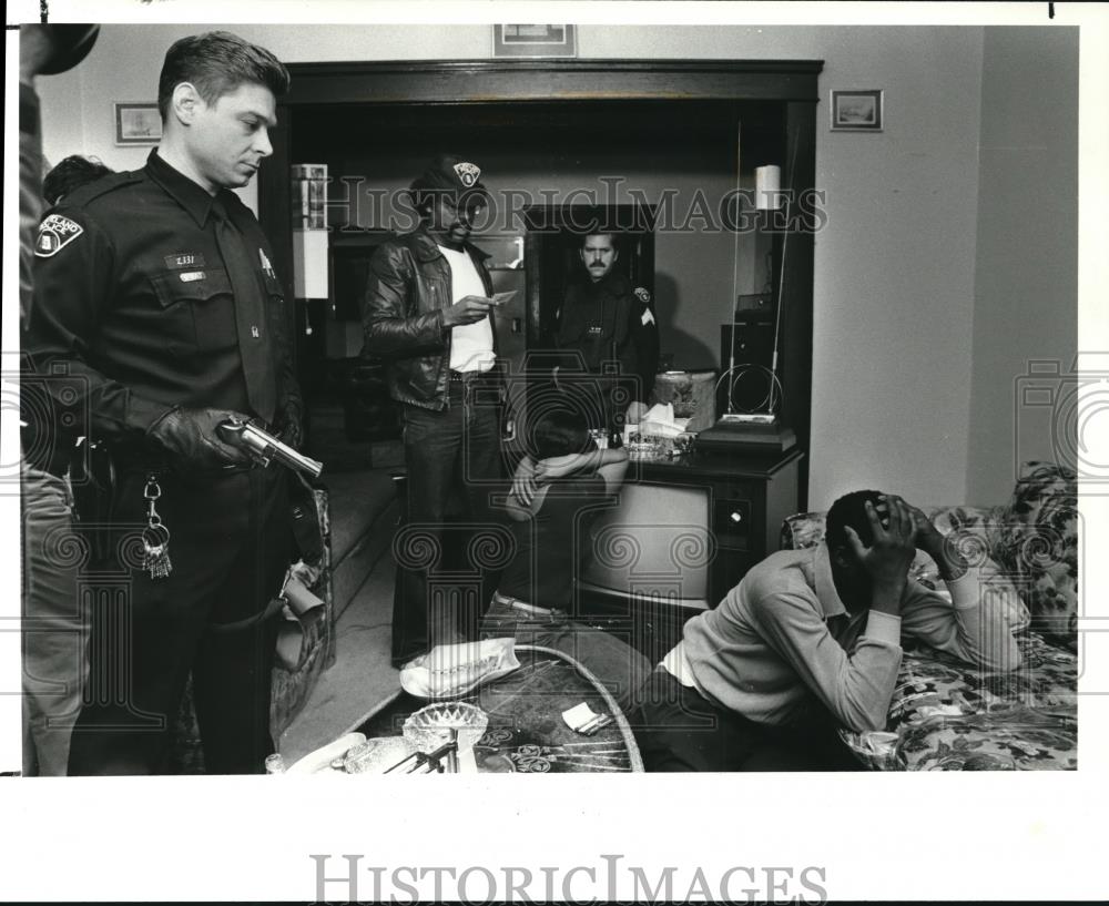 1982 Press Photo The policemen during the drug raids - Historic Images