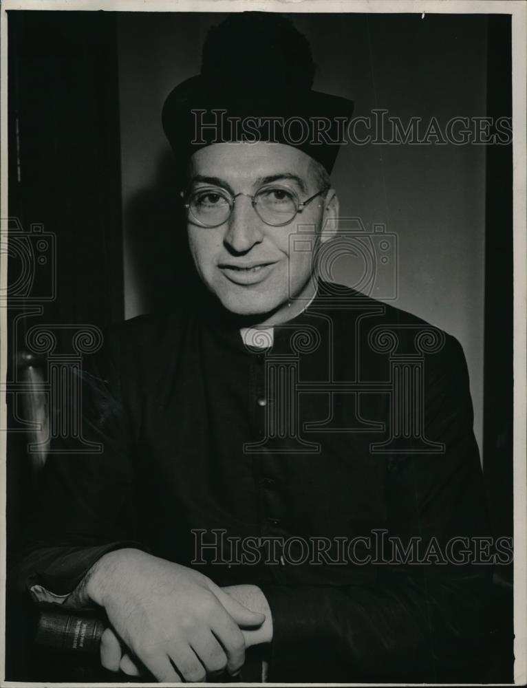 1943 Press Photo Reverend Richard P Walsh - Historic Images