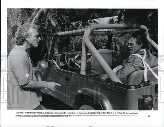 1994 Press Photo Robert Kiane and Terry Kiser in Weekend At Bernie's II - Historic Images