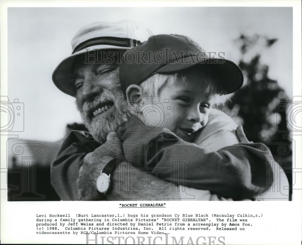 1989 Press Photo Burt Lancaster &amp; Macaulay Culkin in Rocket Gibraltar - Historic Images