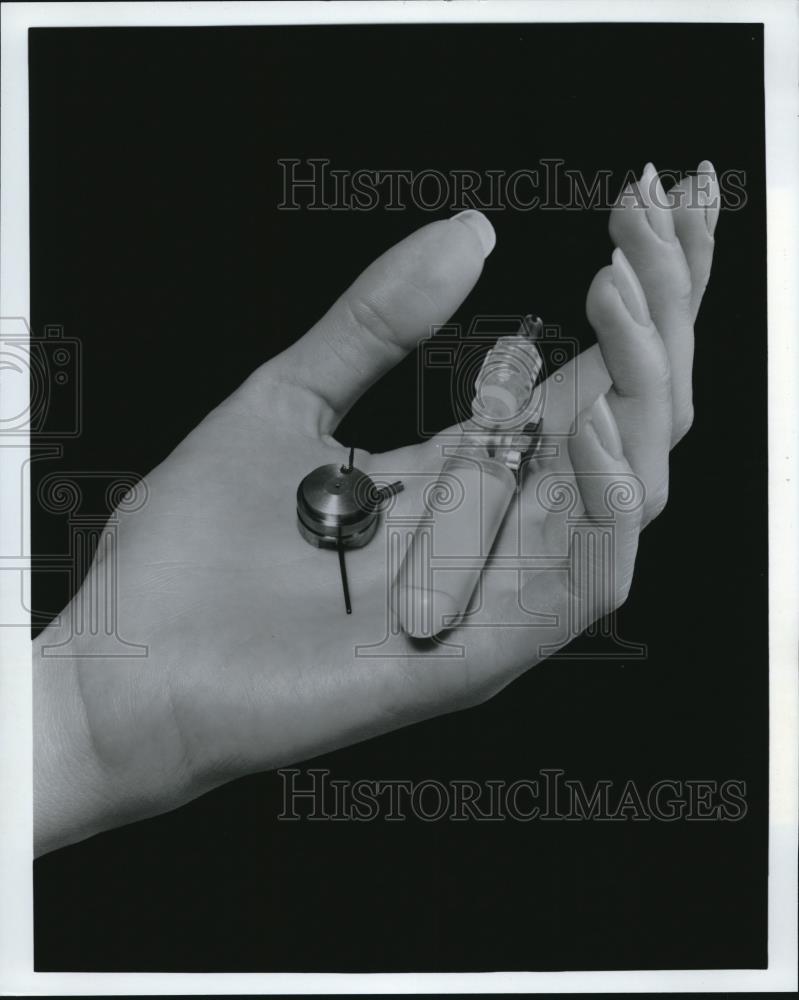 1981 Press Photo Miniaturized pump for external &amp; internal medication infusion - Historic Images