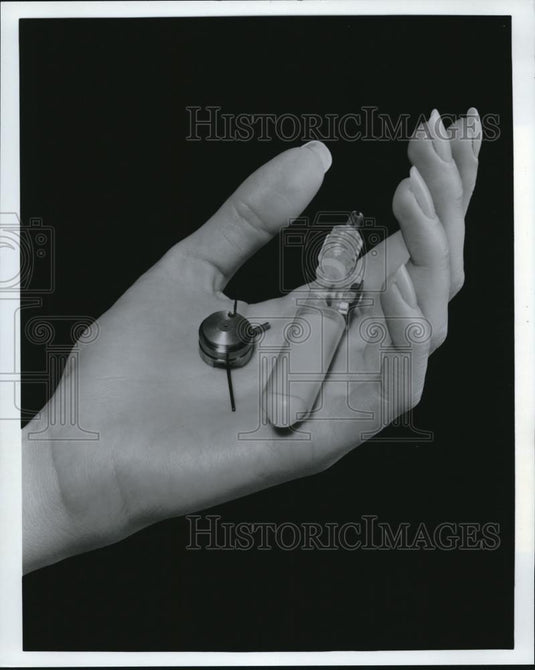 1981 Press Photo Miniaturized pump for external & internal medication infusion - Historic Images