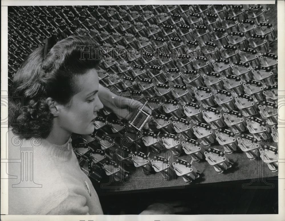 1943 Press Photo Mary Faust Inspecting Variable Condensers For Army Signal Corps - Historic Images