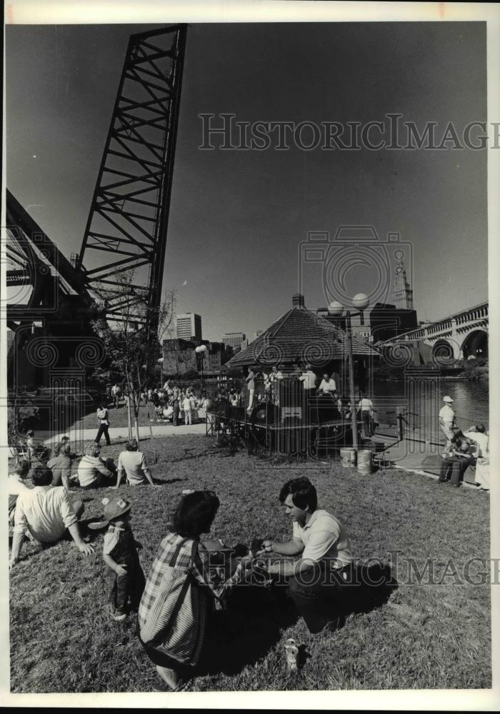 1981 Press Photo Mr. and Mrs. Christopher Garr with son, little Christopher - Historic Images