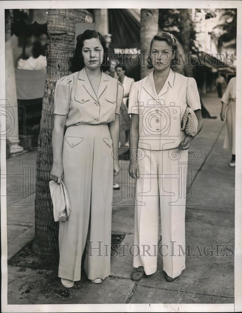 1939 Press Photo Eleanor Young, Lesley Bogert in Palm Beach Shopping - Historic Images