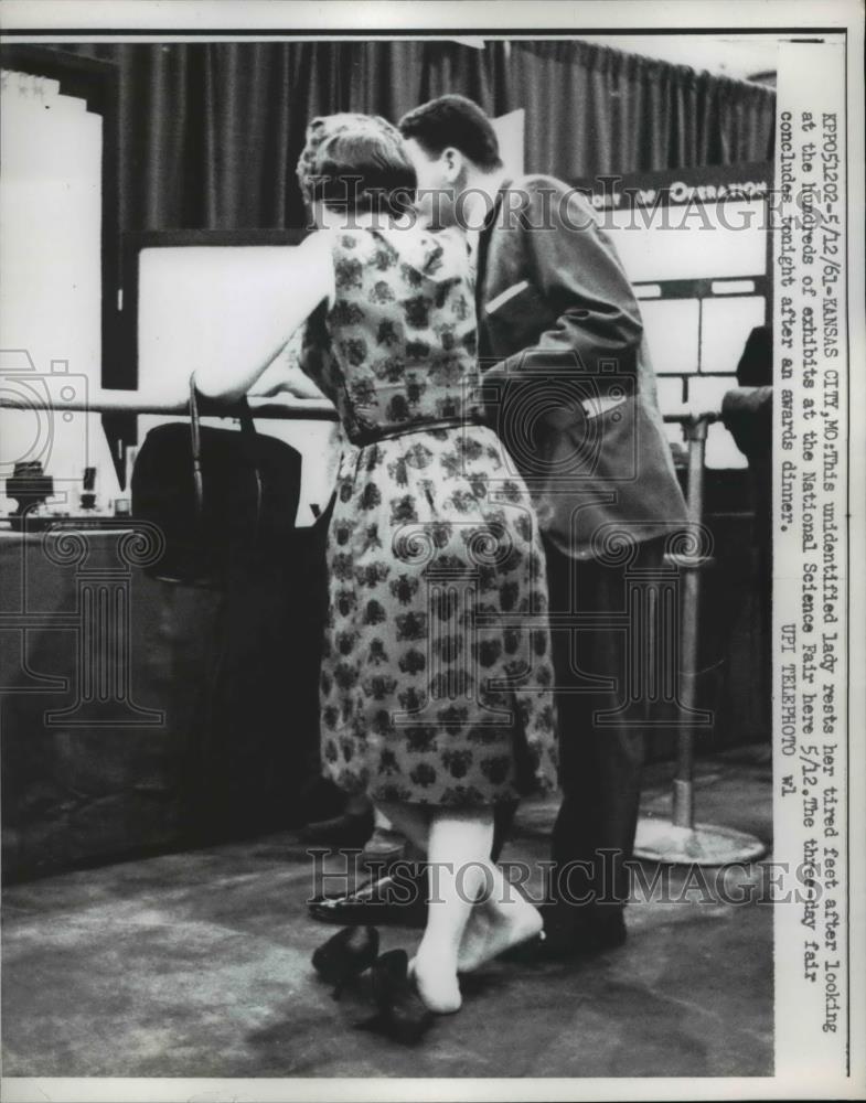 1961 Press Photo Kansas City Mo lady rests tired feet at Natl Science Fair - Historic Images