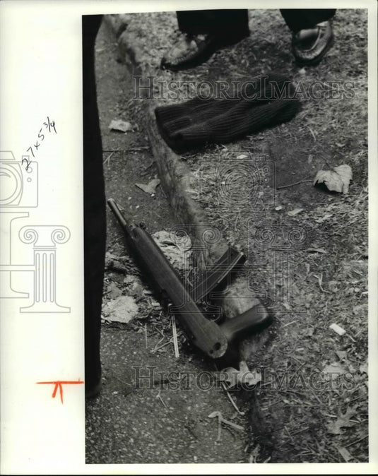 1980 Press Photo Bank Robbery Gun & hat found at Awhy South, E67th St, Cleveland - Historic Images