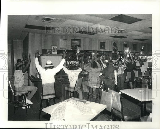 1984 Press Photo Drug bust on 55th and Euclid Ave. also Duckys bar - 360 - Historic Images