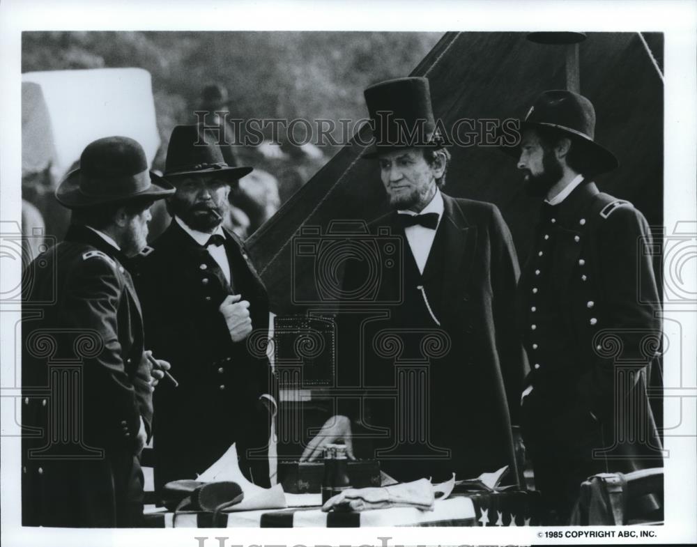 1986 Press Photo Arlen Dean Snyder, Anthony Zerbe in North &amp; South Book II - Historic Images