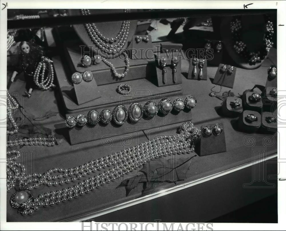 1990 Press Photo The imposter jewelry store in Tower City - Historic Images