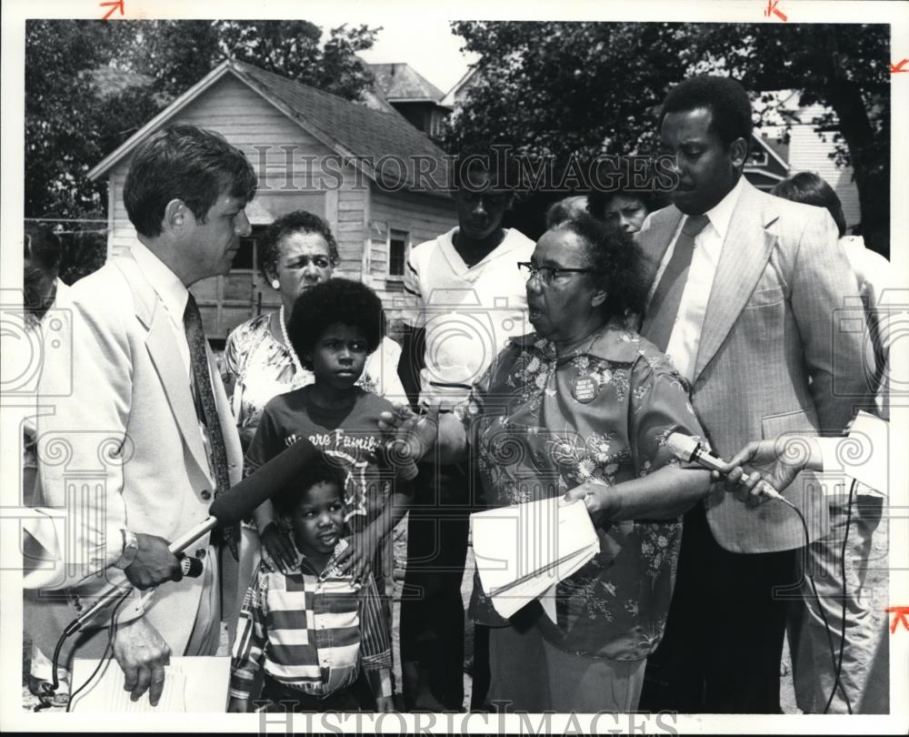 1980 Press Photo Mayor George Voinovich at Adopt-a-Lot presentation. - Historic Images