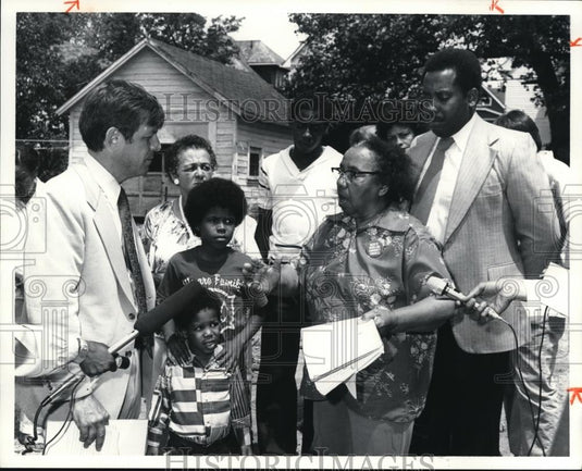 1980 Press Photo Mayor George Voinovich at Adopt-a-Lot presentation. - Historic Images