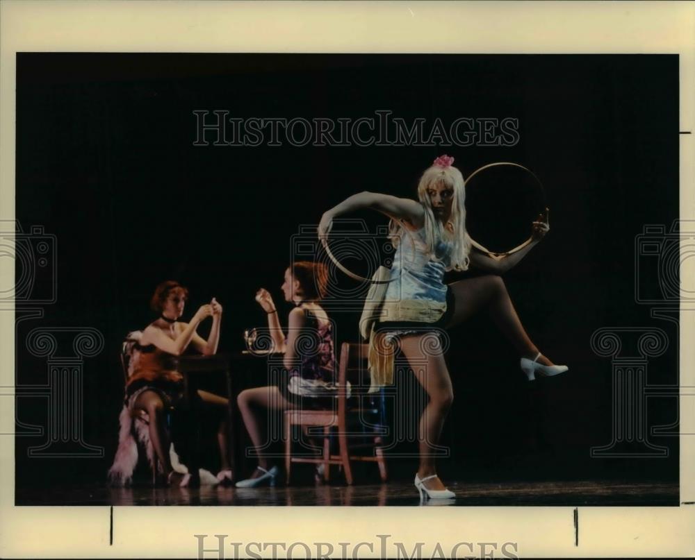 1998 Press Photo Stephani Achuff Satra Stewart &amp; Amy Hayes in Judgement of Paris - Historic Images