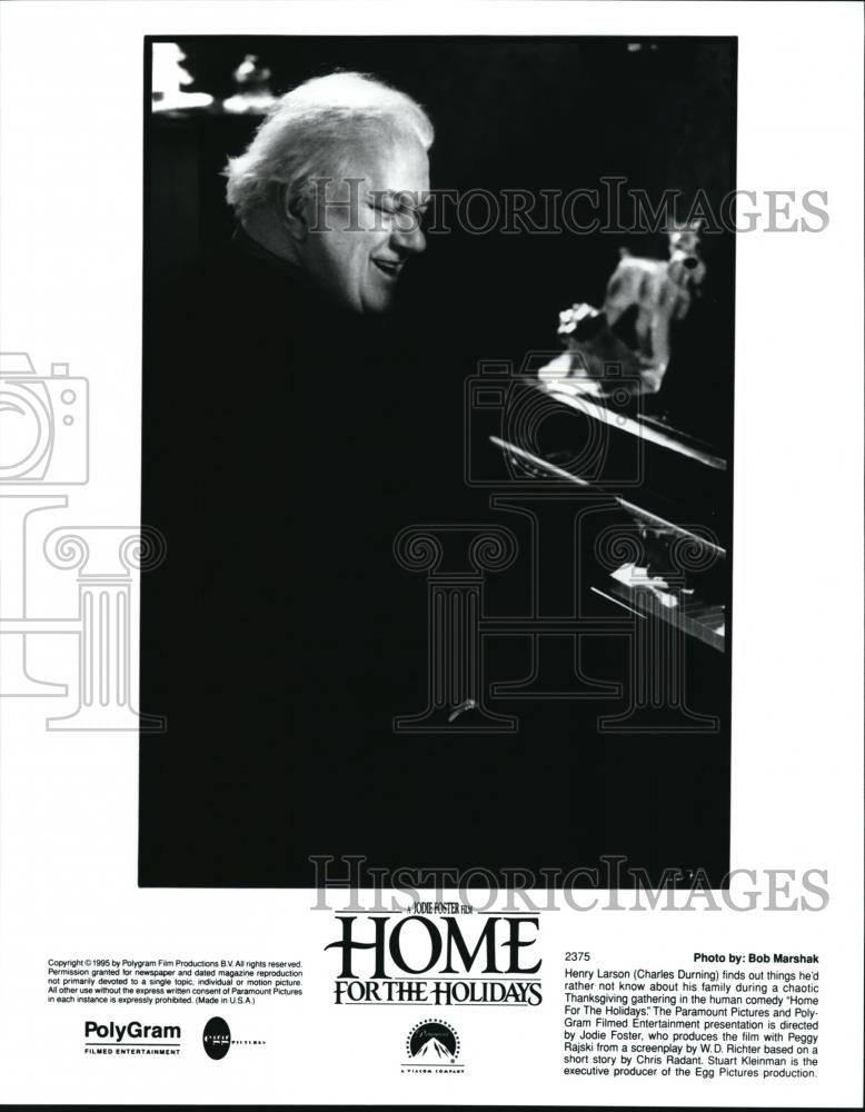 1995 Press Photo Charles Durning as Henry Larson in Home for the Holidays - Historic Images