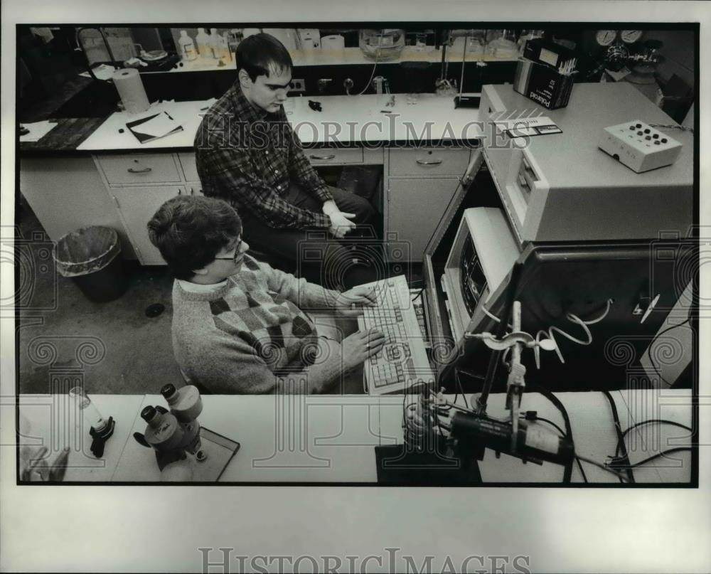 1989 Press Photo Greg Shaw and Tim Anguish in the Corrosion Lab at CWRU - Historic Images