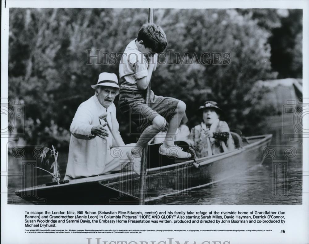 1988 Press Photo Sebastian Rice-Edwards Ian Bannen Annie Leon in Hope and Glory - Historic Images