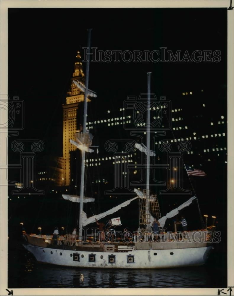 1988 Press Photo Encounter by Clyde Quiggle in BP Riverfest Festivals - Historic Images