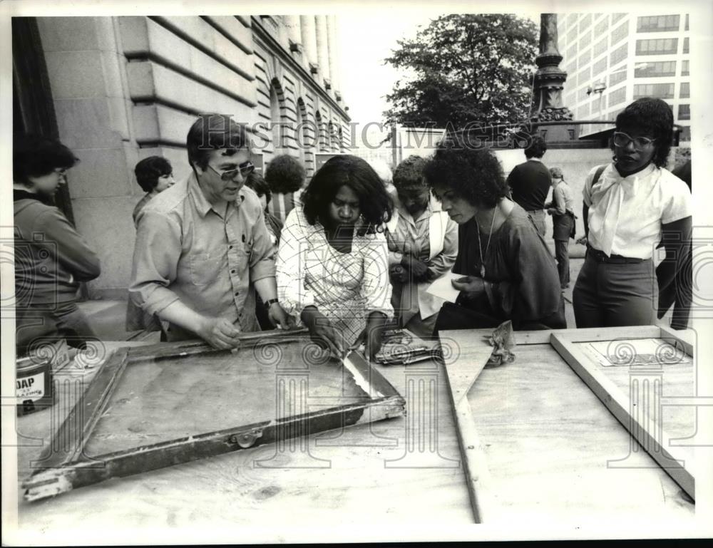 1982 Press Photo Jim Larue showing how to repair window&#39;s putty - Historic Images