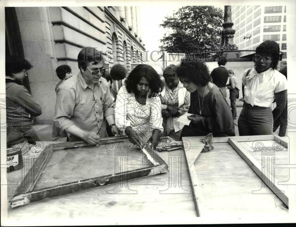1982 Press Photo Jim Larue showing how to repair window's putty - Historic Images