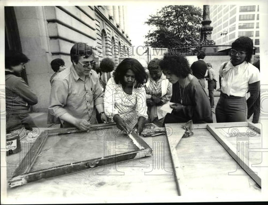 1982 Press Photo Jim Larue showing how to repair window's putty - Historic Images