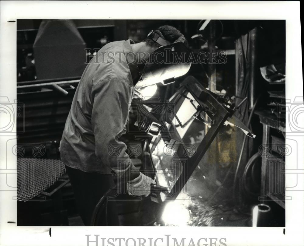 1988 Press Photo Lincoln Electric Co arc welder Dale Cross welds radiator shroud - Historic Images