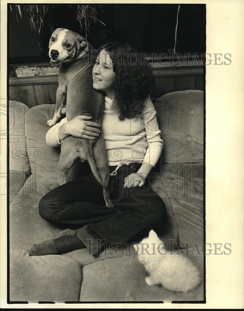 1983 Press Photo Cathy Lobdell and Prize Pit Bull Terrier Pistol and Kitten Ange - Historic Images