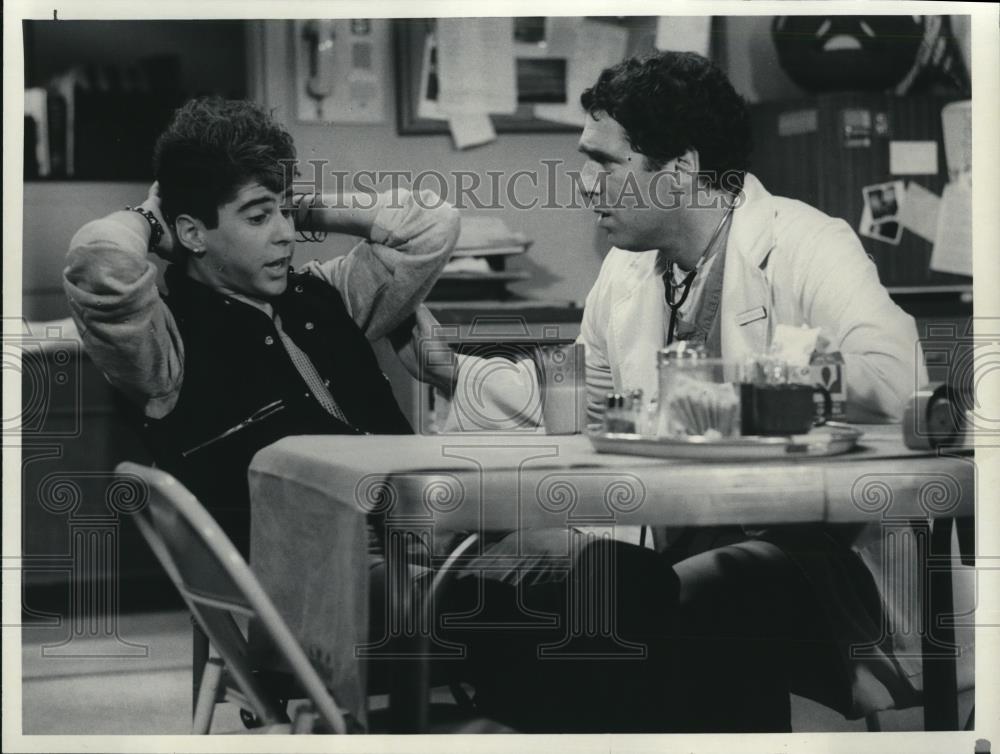 1984 Press Photo Jonathan Silverman and Elliott Gould star on ER TV drama - Historic Images