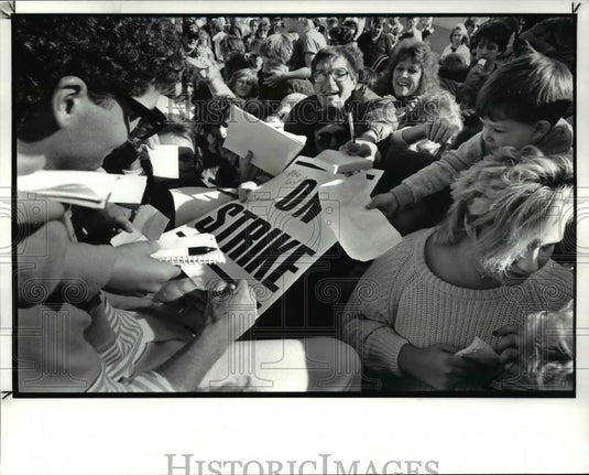 1987 Press Photo Bernie signed what must have thousand of autographs after - Historic Images