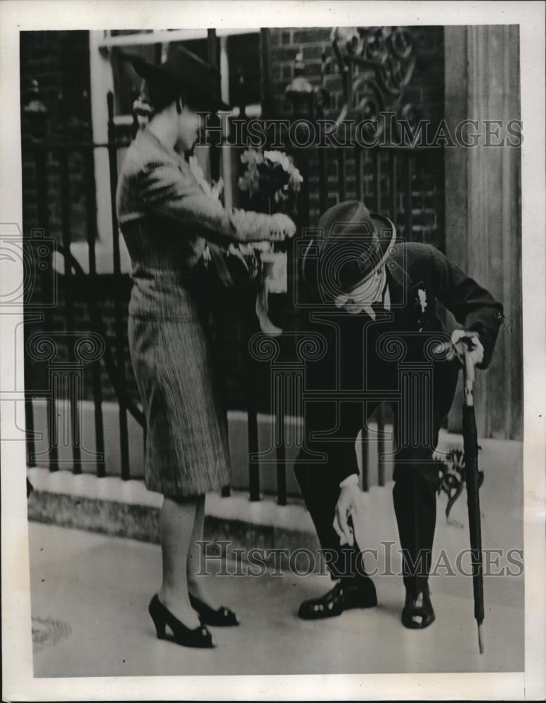 1939 Press Photo  London, Prime Minister Neville Chamberlain &amp; flower vendor - Historic Images