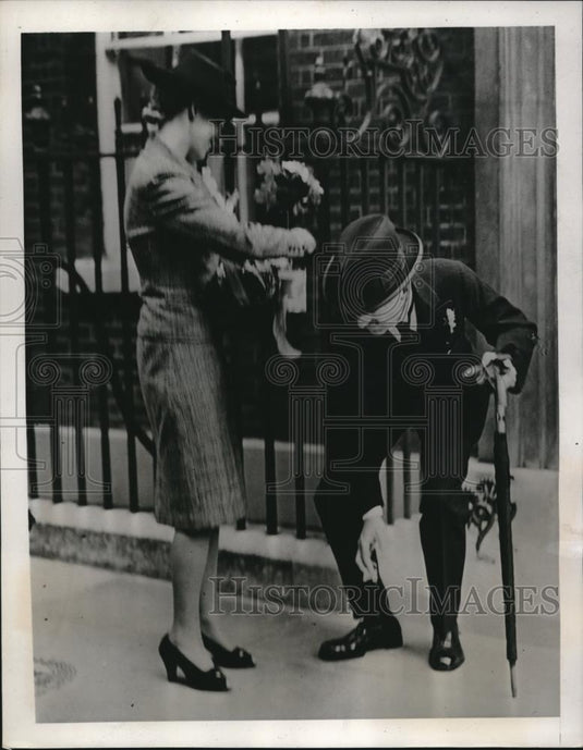 1939 Press Photo  London, Prime Minister Neville Chamberlain & flower vendor - Historic Images