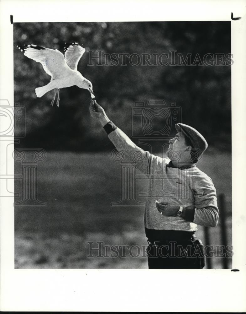 1988 Press Photo Al Figueroa feeding Seagulls at Edgewater Park - Historic Images
