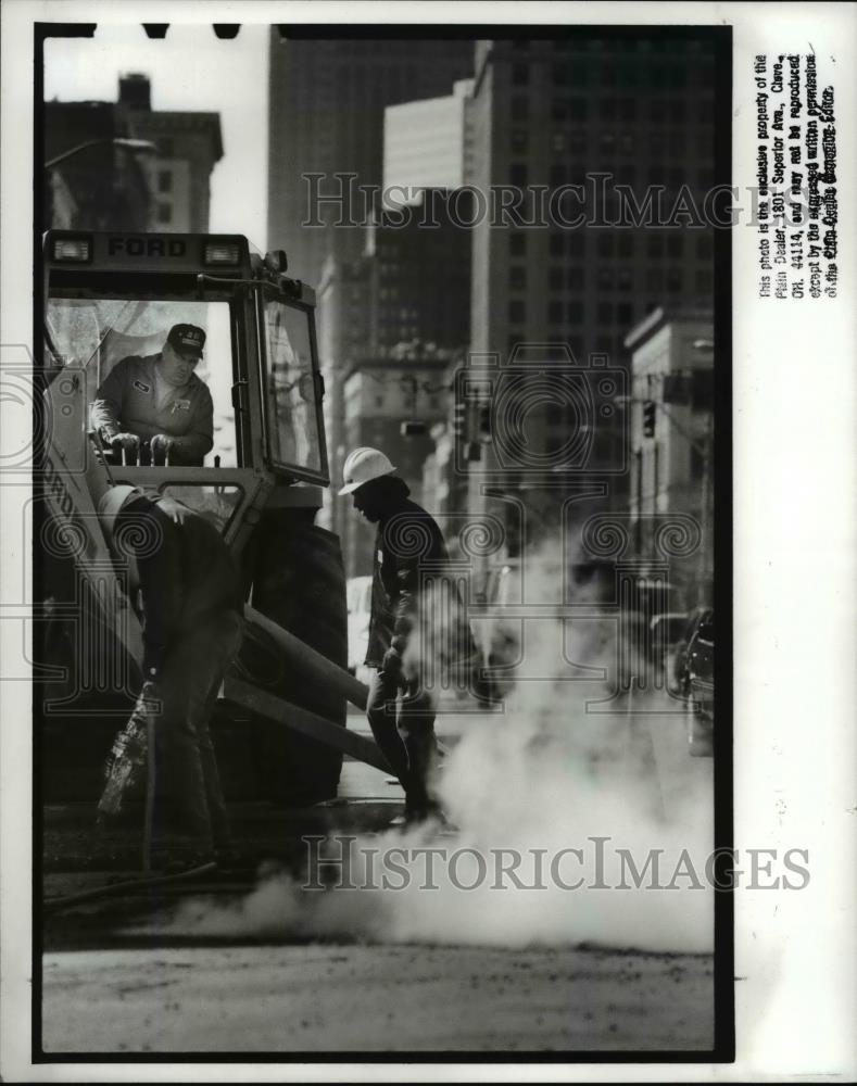 1989 Press Photo Mark Kramer, Edward Morton and Gene Bailey operating backhoe - Historic Images