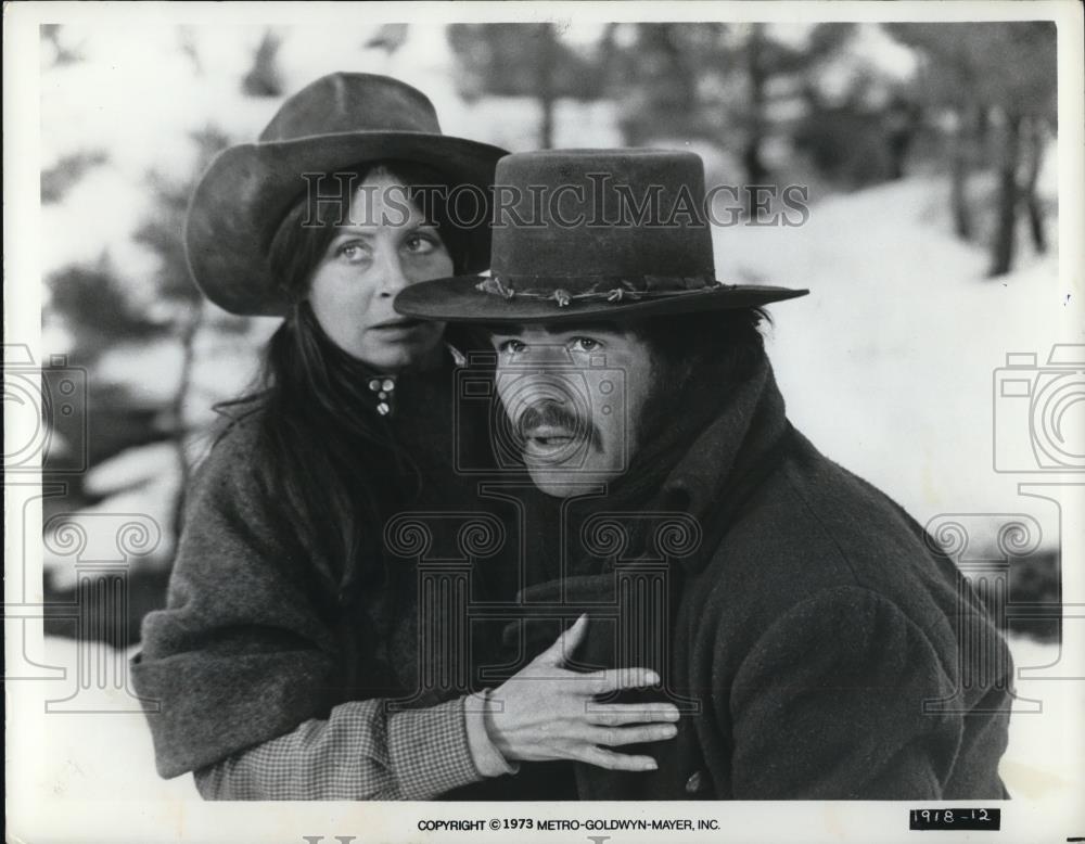 1973 Press Photo Burt Reynolds &amp; Sarah Mills in The Man Who Loved Cat Dancing - Historic Images