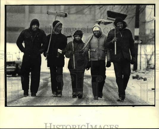1984 Press Photo Members of the Hough Beautification program - Historic Images