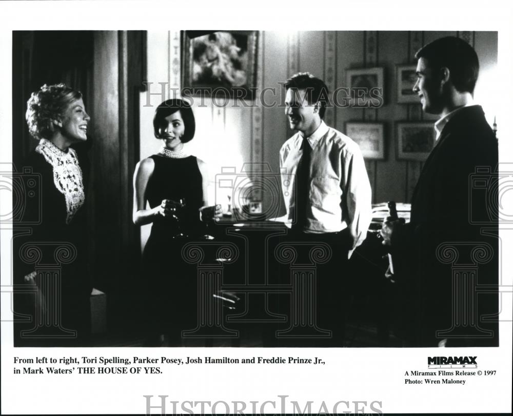 1997 Press Photo Parker Posey &amp; Freddie Prinze Jr in The House of Yes - Historic Images