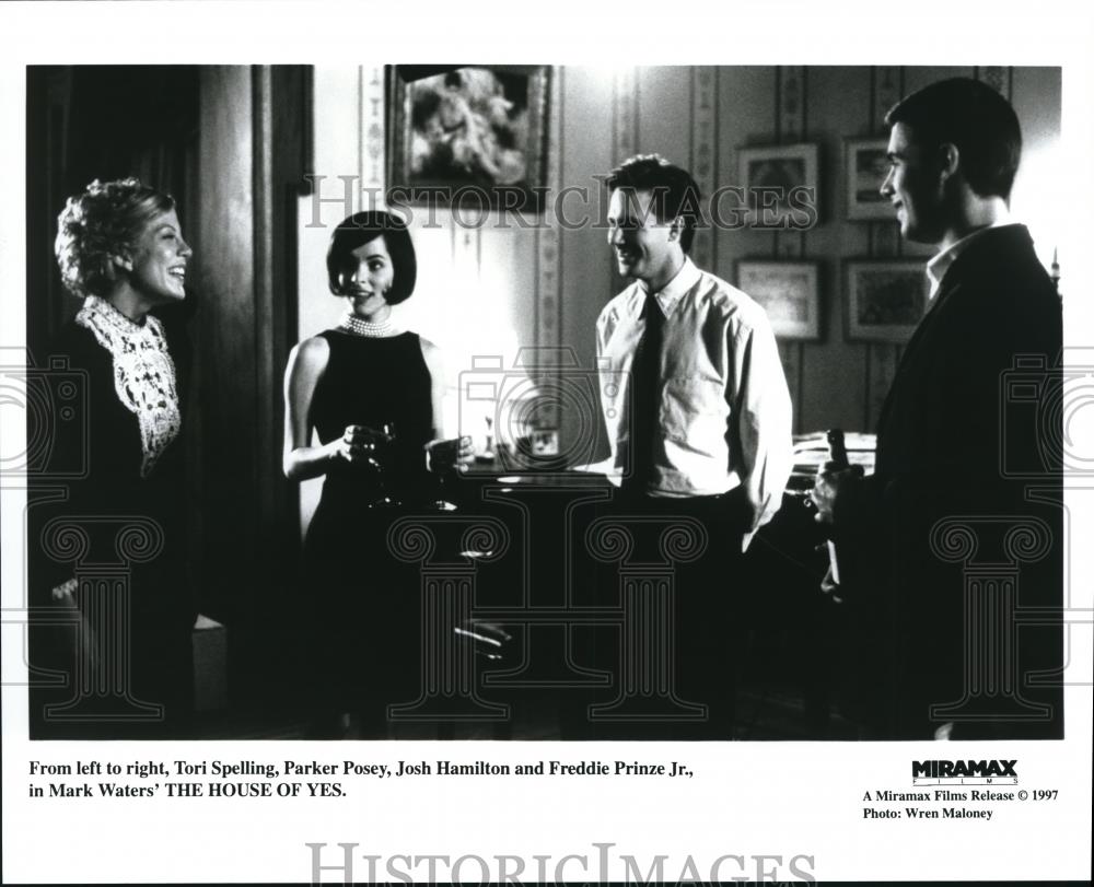 1997 Press Photo Parker Posey & Freddie Prinze Jr in The House of Yes - Historic Images