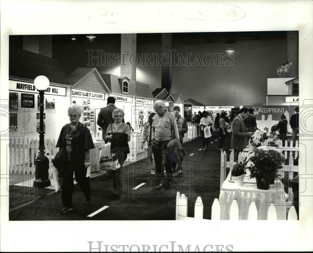 1986 Press Photo People watching the Home and Flower Show - Historic Images