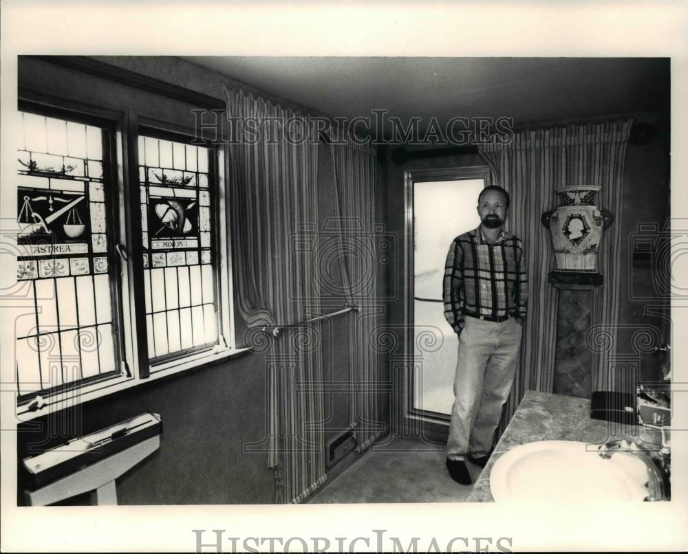 1992 Press Photo Bob Dasher with some of his work, bathroom - Historic Images